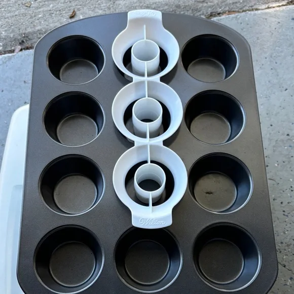 Wilton cupcake carrier and Two-Tone Cupcake Set with White and Pink Accents - Picture 6 of 6